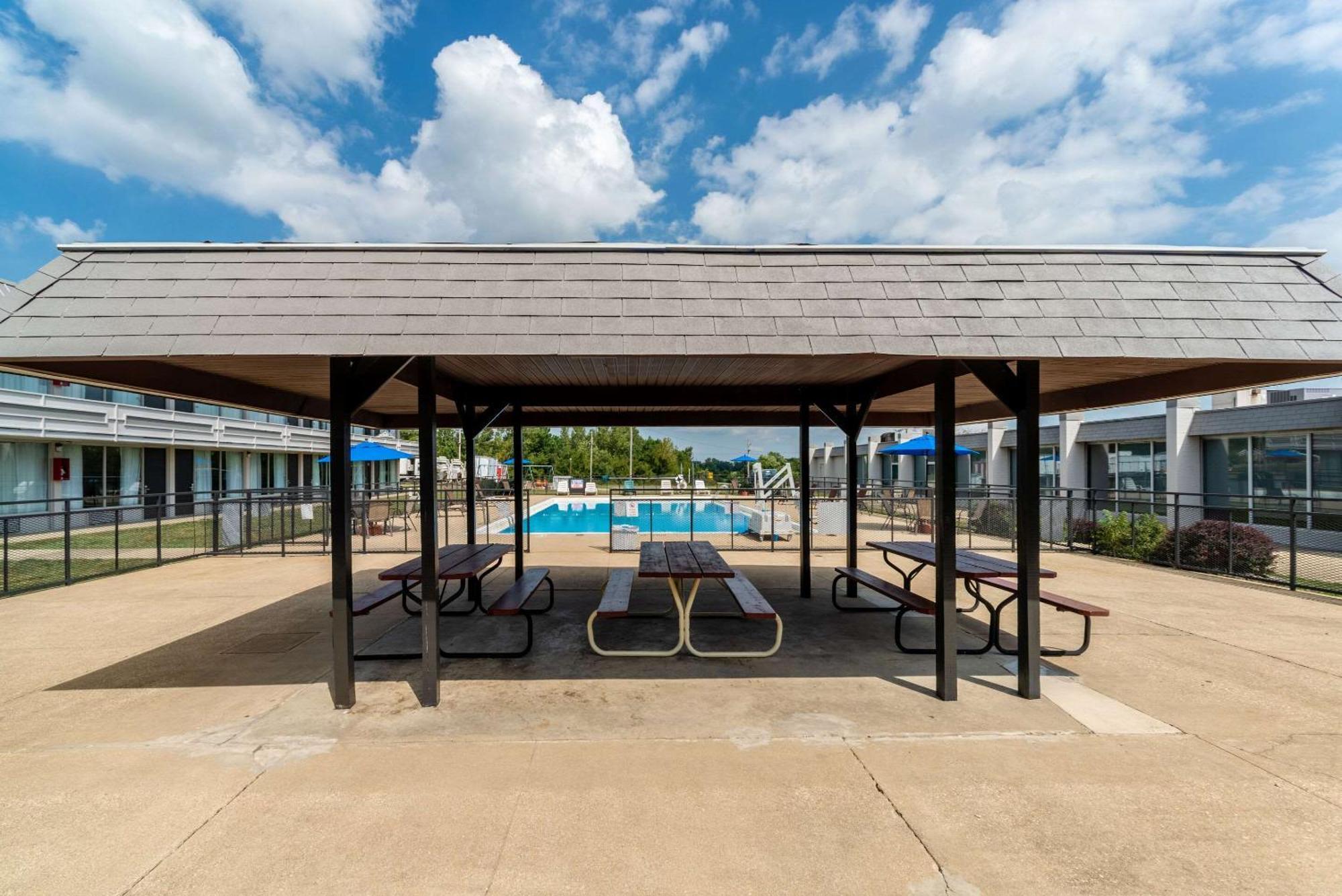 Quality Inn & Suites Vandalia Near I-70 And Hwy 51 Exterior photo