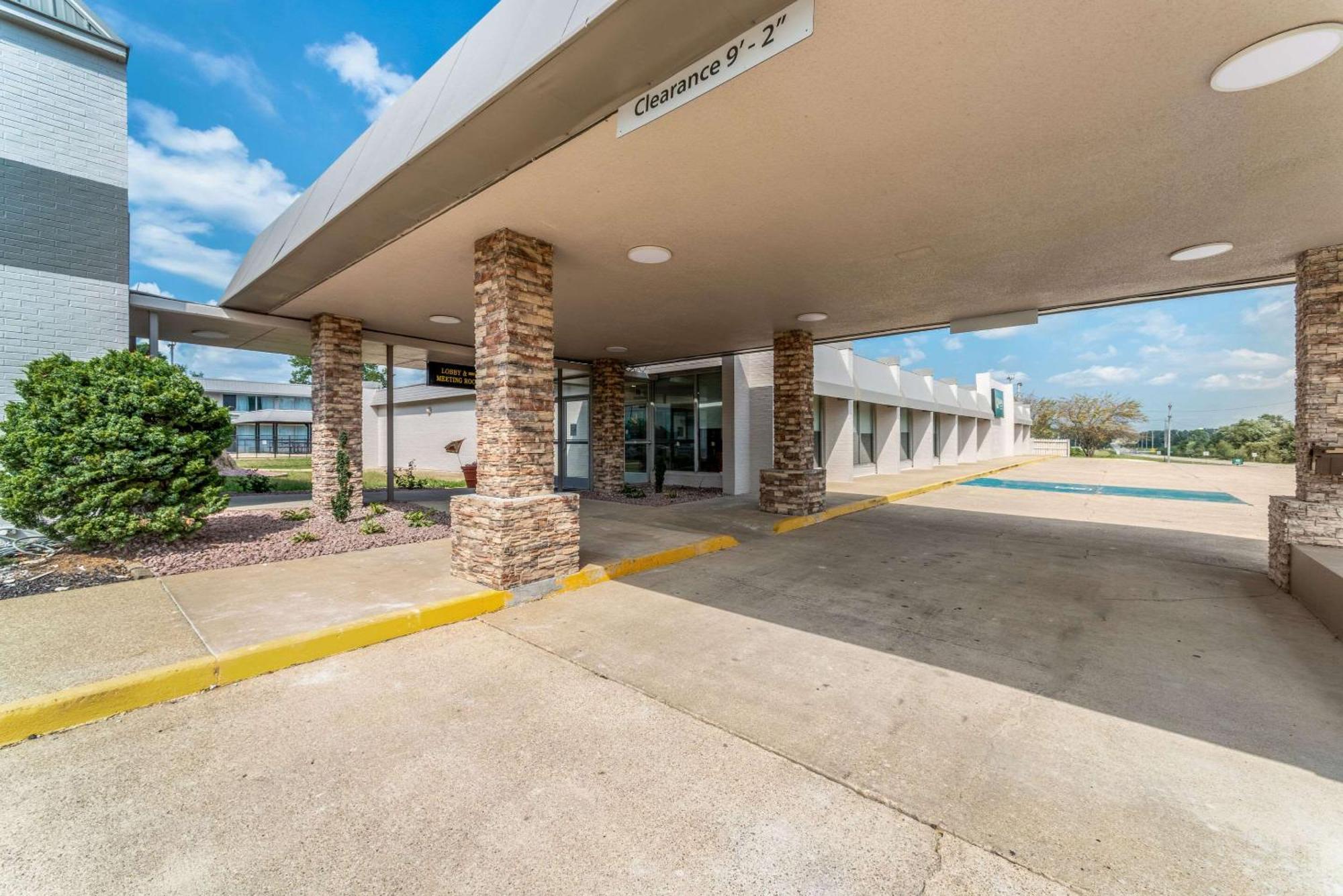 Quality Inn & Suites Vandalia Near I-70 And Hwy 51 Exterior photo