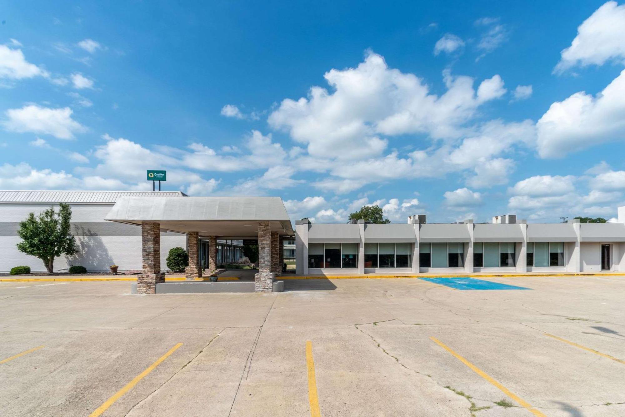 Quality Inn & Suites Vandalia Near I-70 And Hwy 51 Exterior photo
