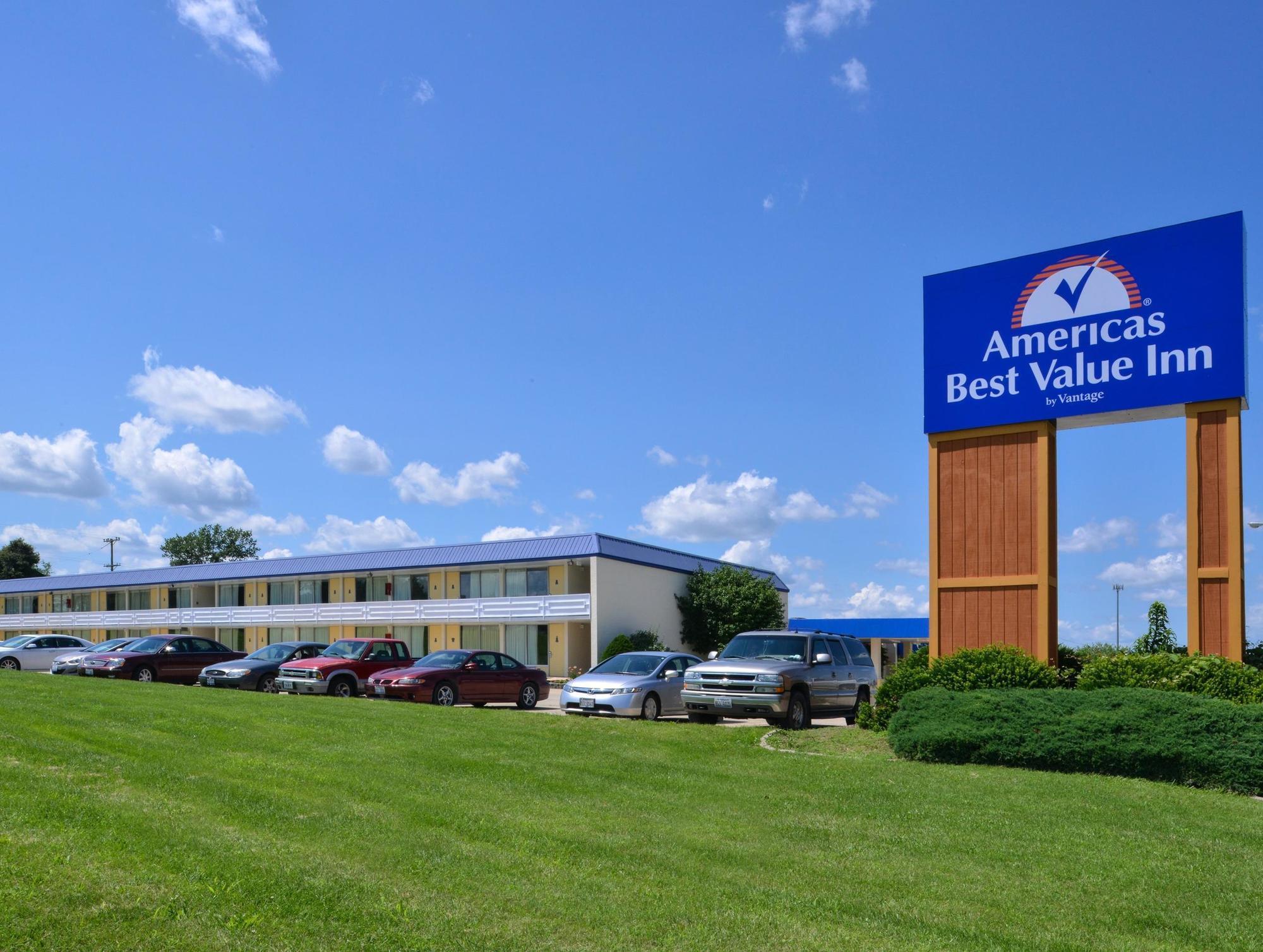 Quality Inn & Suites Vandalia Near I-70 And Hwy 51 Exterior photo